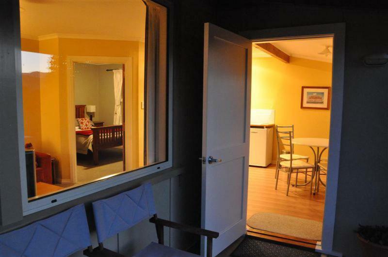 Blue Thistle Cottages Te Anau Bagian luar foto