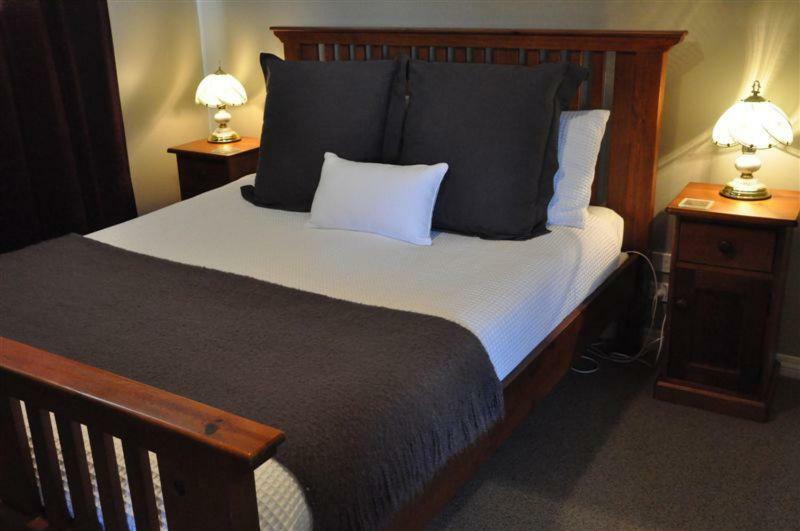 Blue Thistle Cottages Te Anau Bagian luar foto
